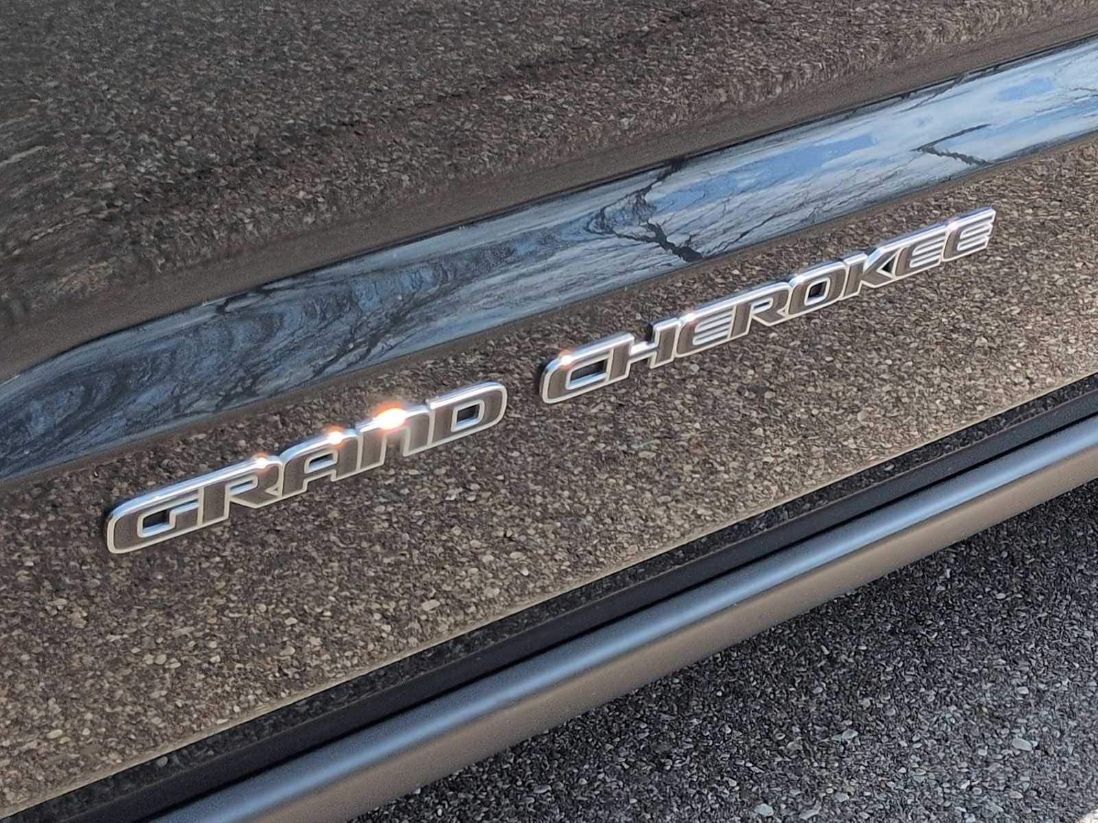 Thumbnail: 2020 Jeep Grand Cherokee - 12