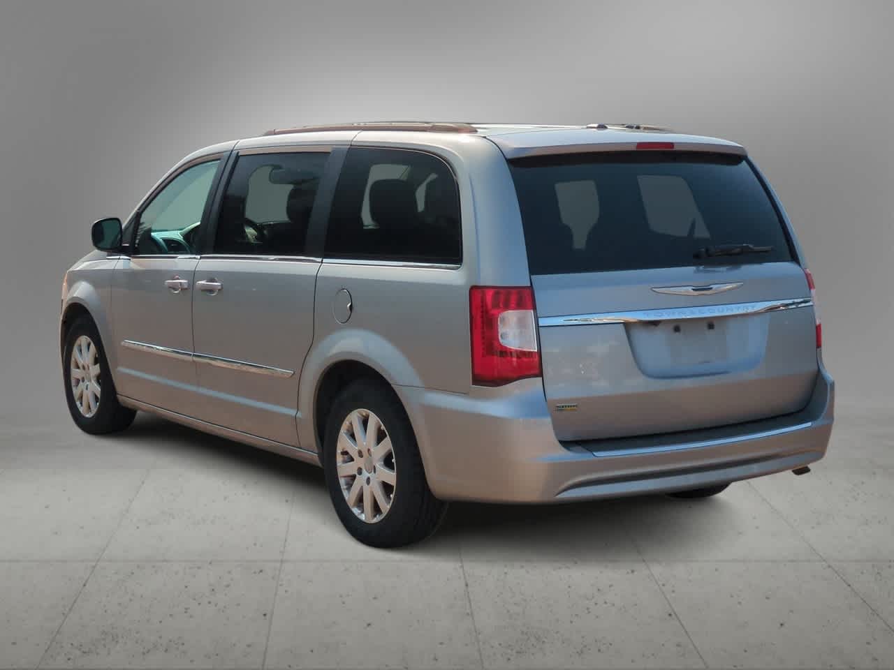 Thumbnail: 2015 Chrysler Town & Country - 6