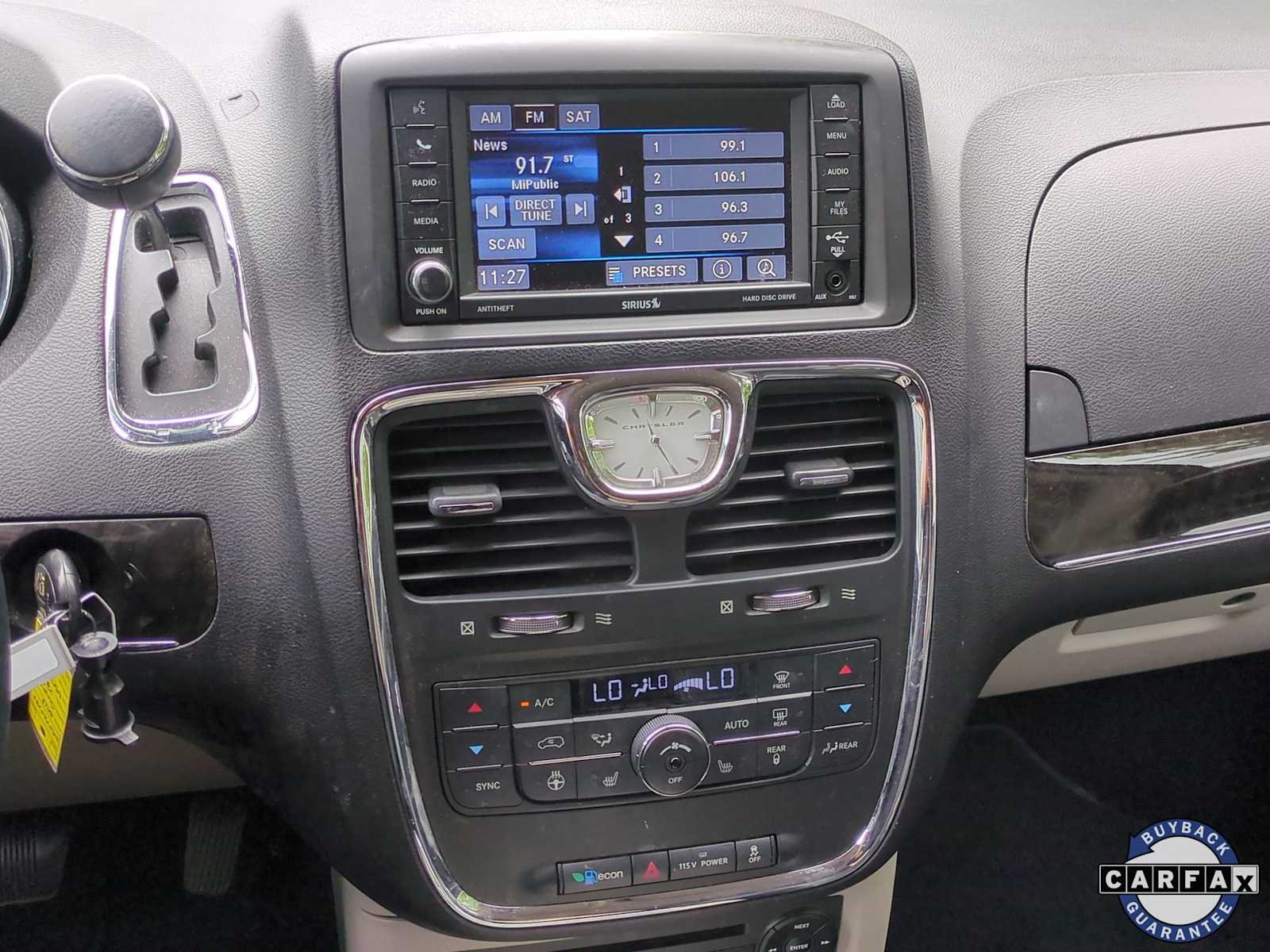 Thumbnail: 2013 Chrysler Town & Country - 29