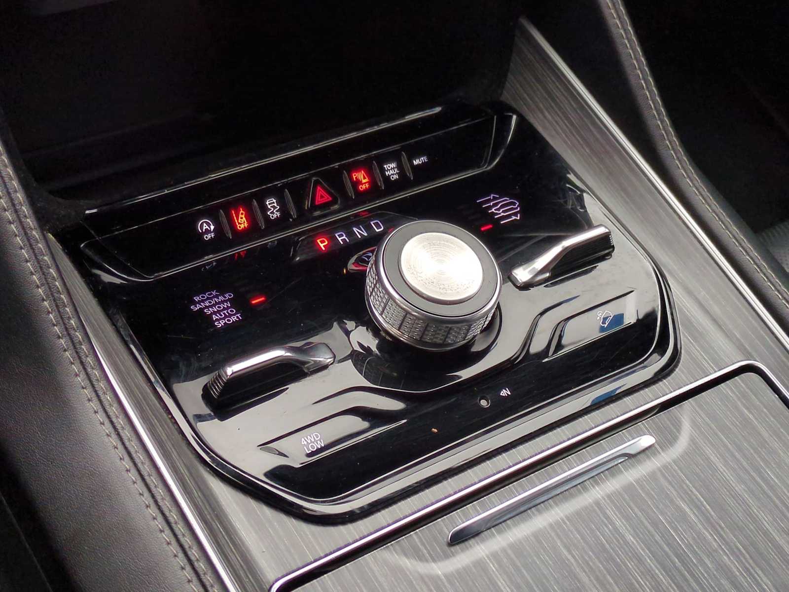 Thumbnail: 2024 Jeep Wagoneer - 32