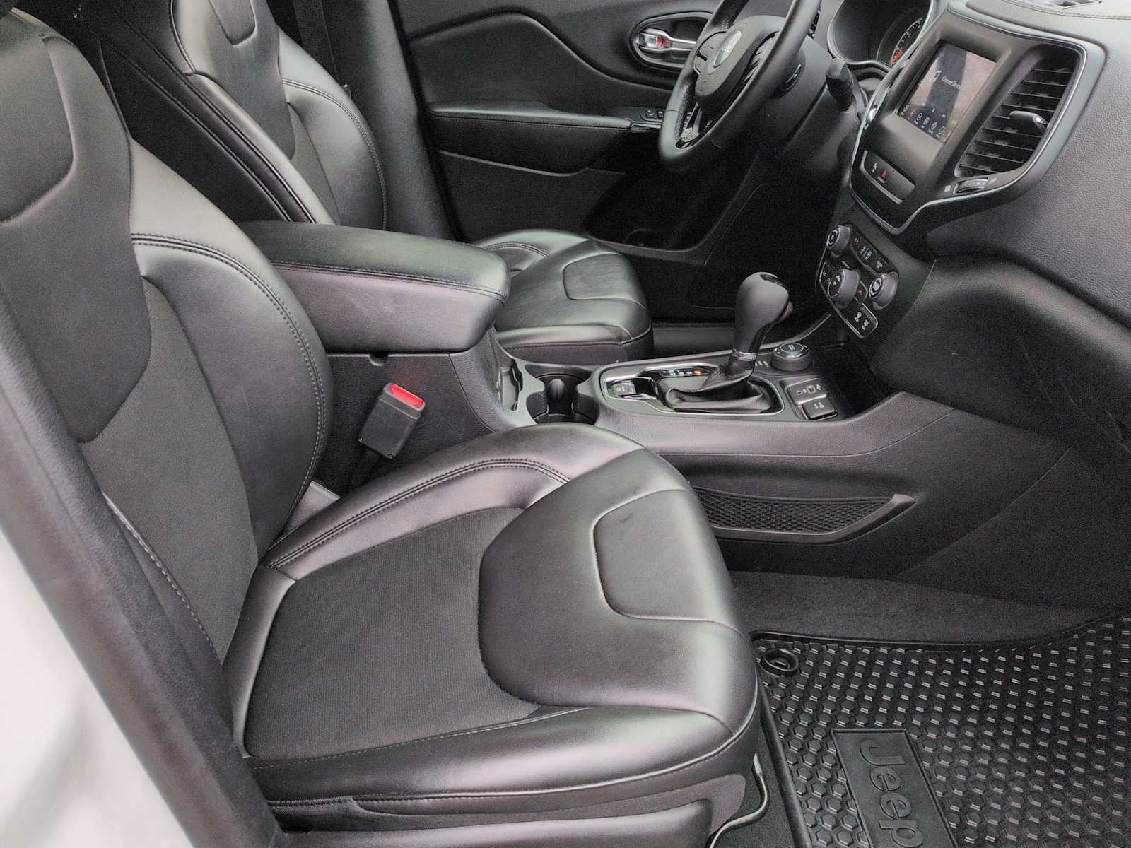 Thumbnail: 2019 Jeep Cherokee - 22