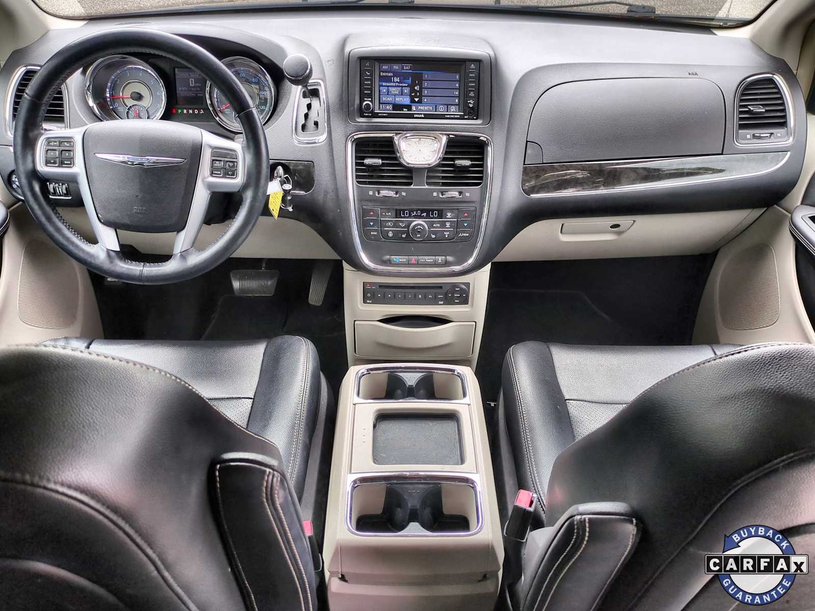 Thumbnail: 2013 Chrysler Town & Country - 16