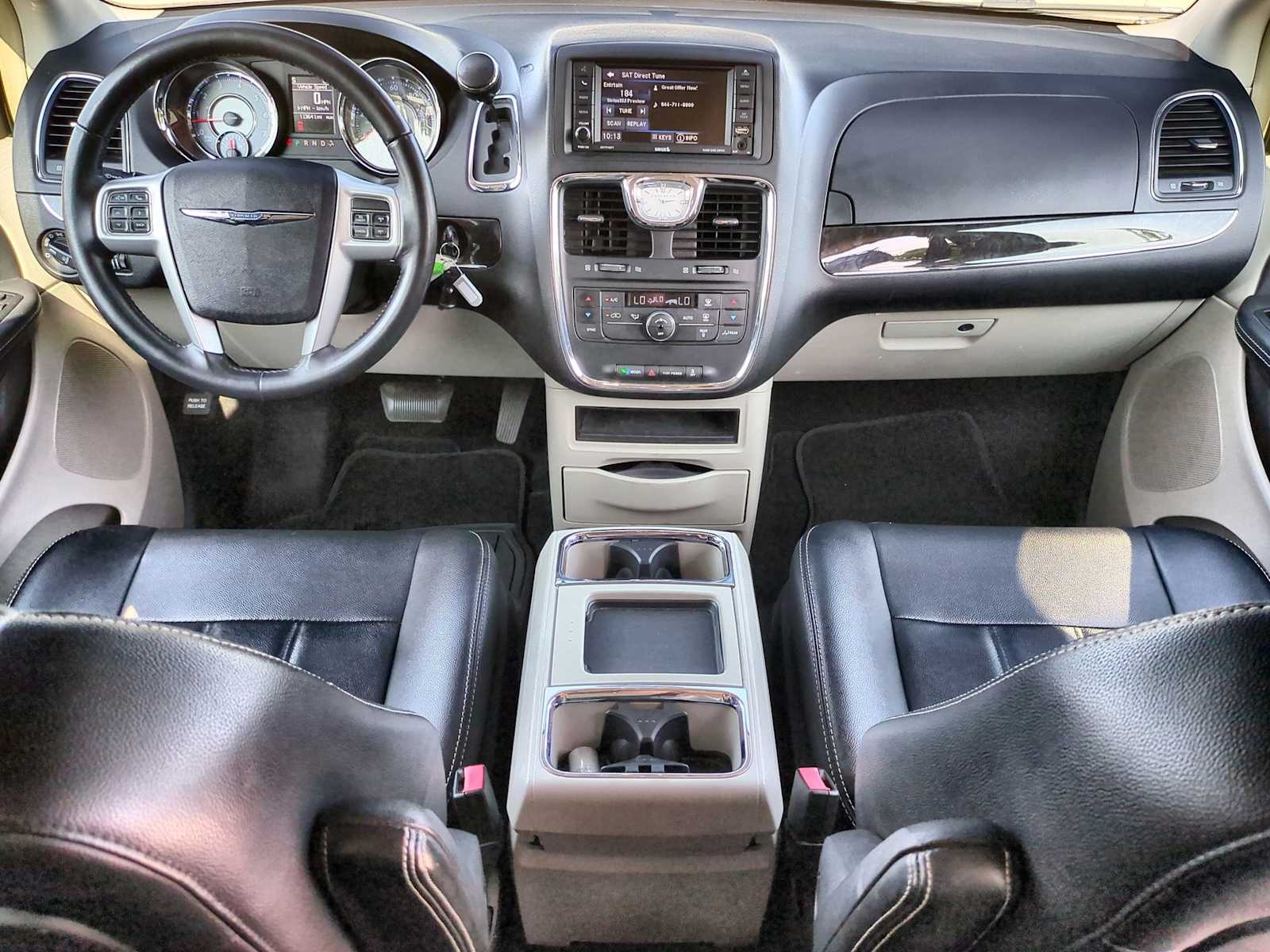 Thumbnail: 2015 Chrysler Town & Country - 16