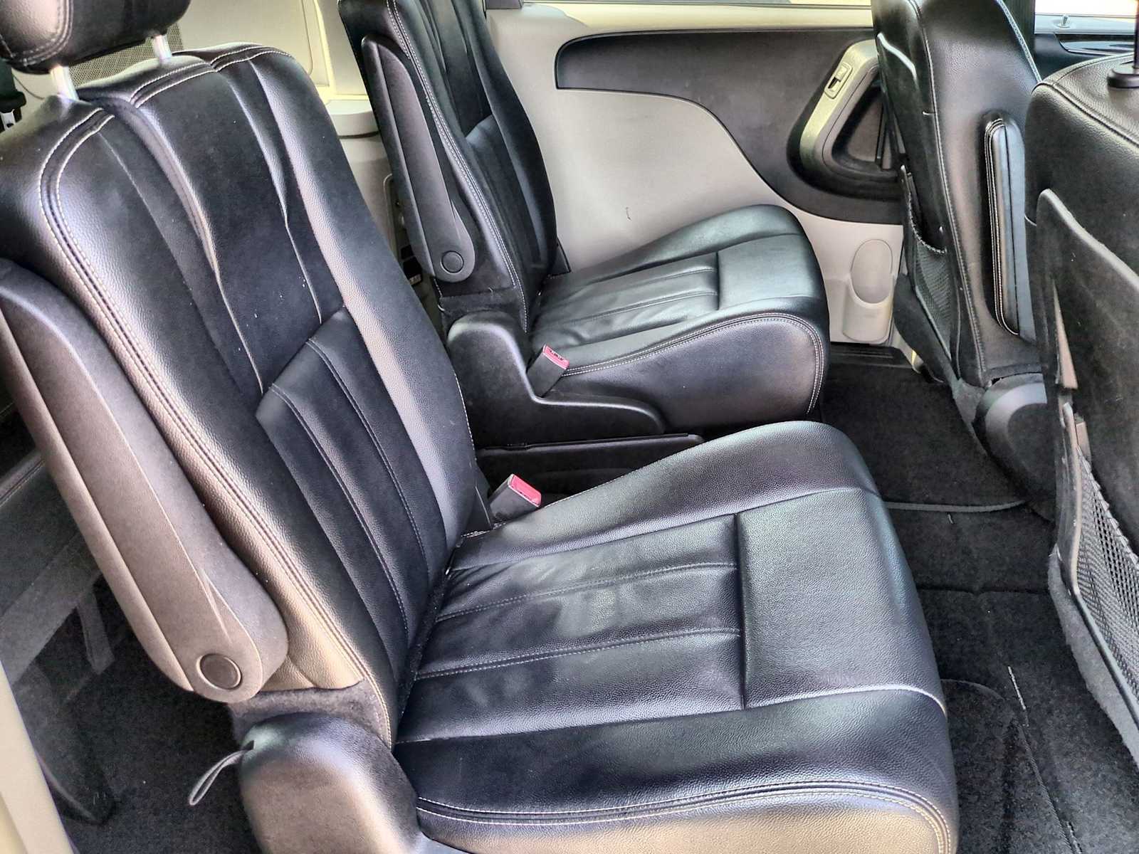 Thumbnail: 2015 Chrysler Town & Country - 21