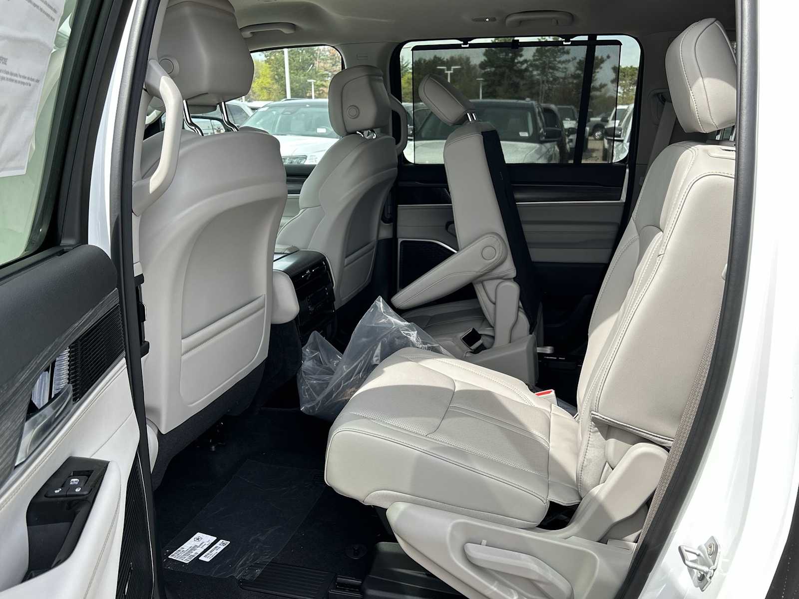 Thumbnail: 2023 Jeep Wagoneer - 12