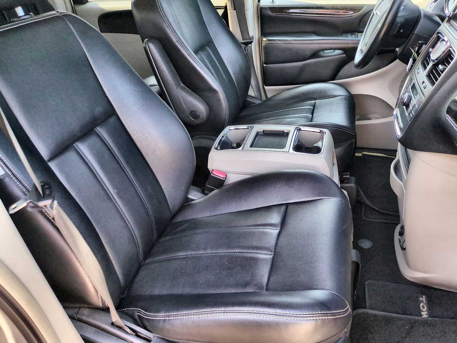 Thumbnail: 2015 Chrysler Town & Country - 22