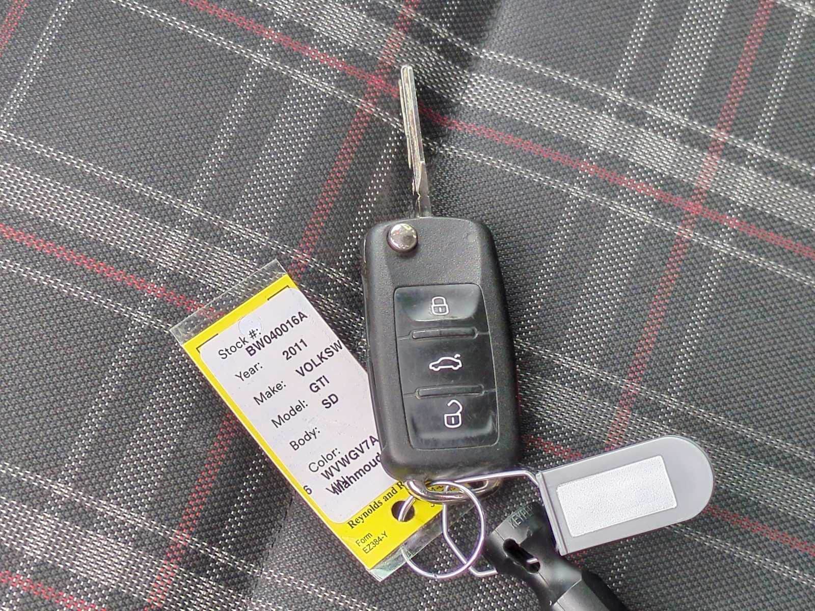 Thumbnail: 2011 Volkswagen Golf - 35