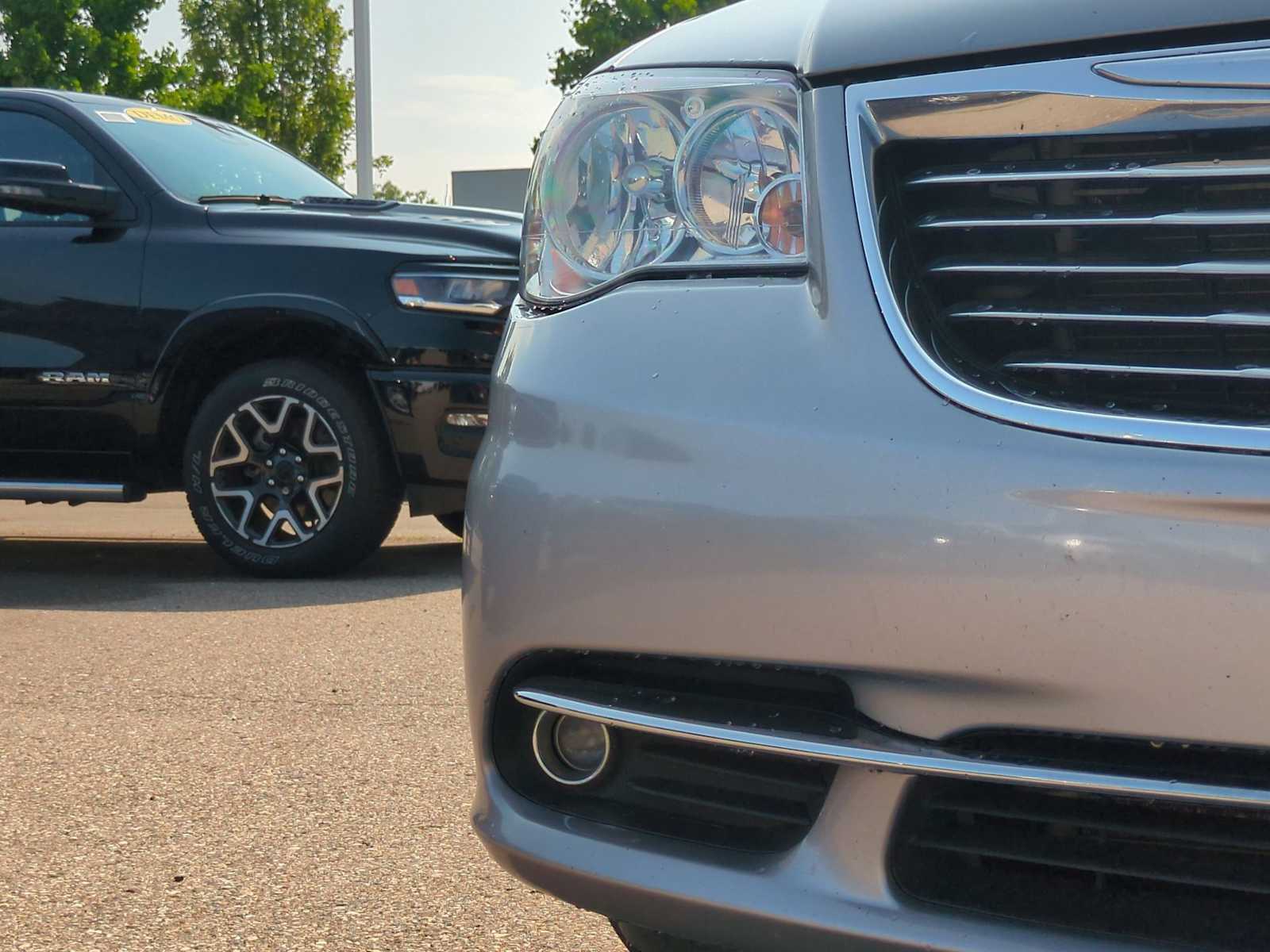 Thumbnail: 2015 Chrysler Town & Country - 11