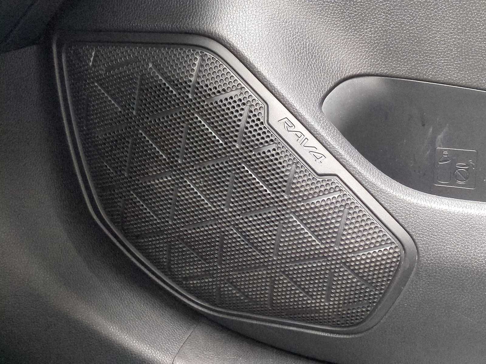 Thumbnail: 2020 Toyota RAV4 - 32