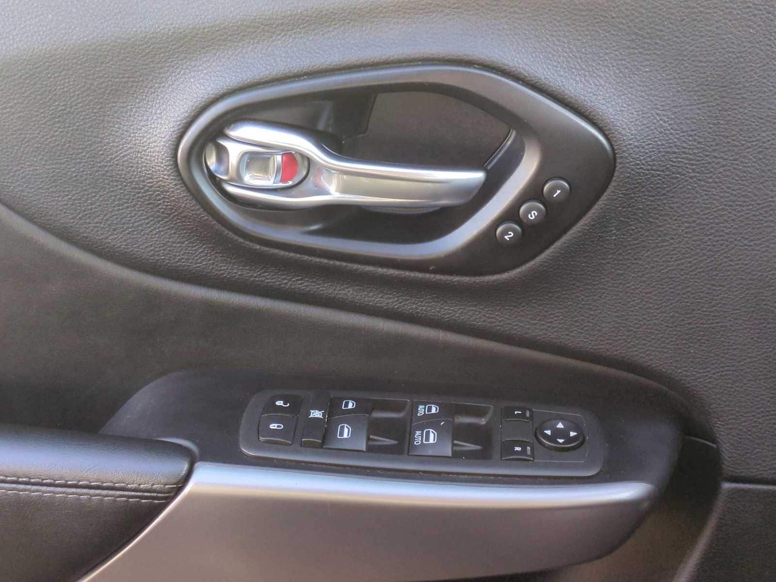 Thumbnail: 2022 Jeep Cherokee - 38