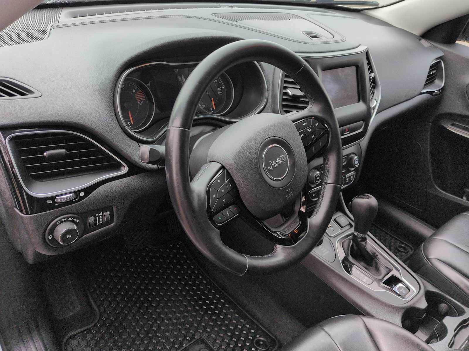 Thumbnail: 2019 Jeep Cherokee - 10