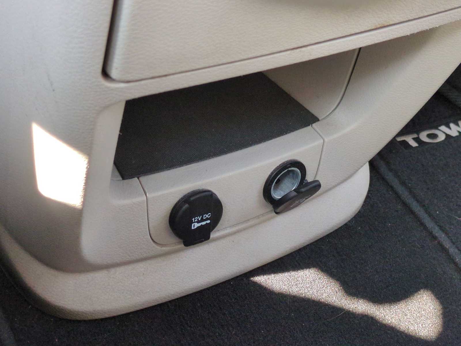 Thumbnail: 2015 Chrysler Town & Country - 32