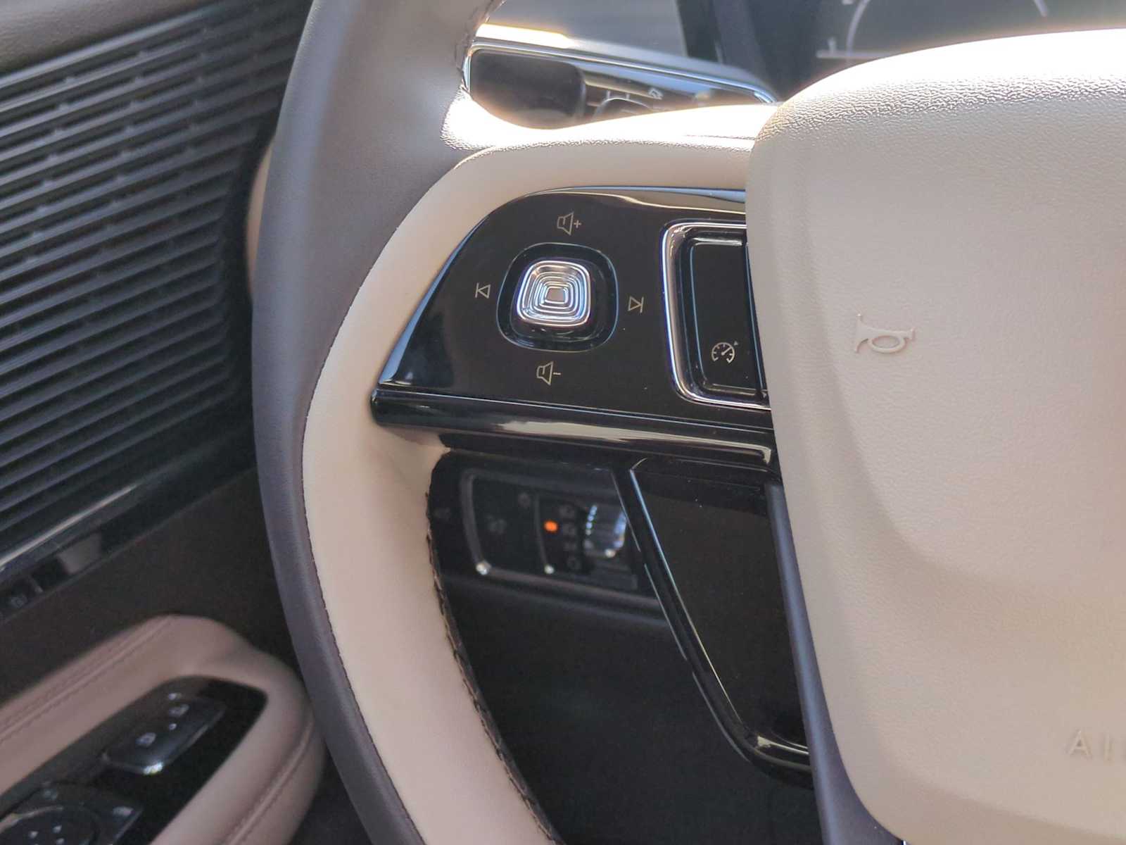 Thumbnail: 2022 Lincoln Corsair - 23