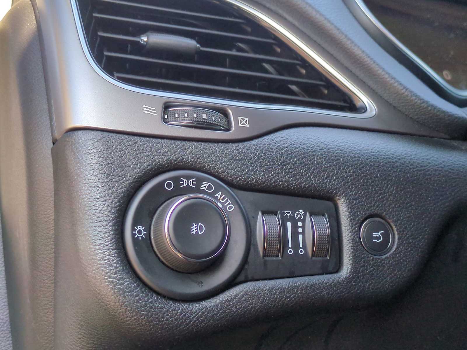 Thumbnail: 2022 Jeep Cherokee - 17