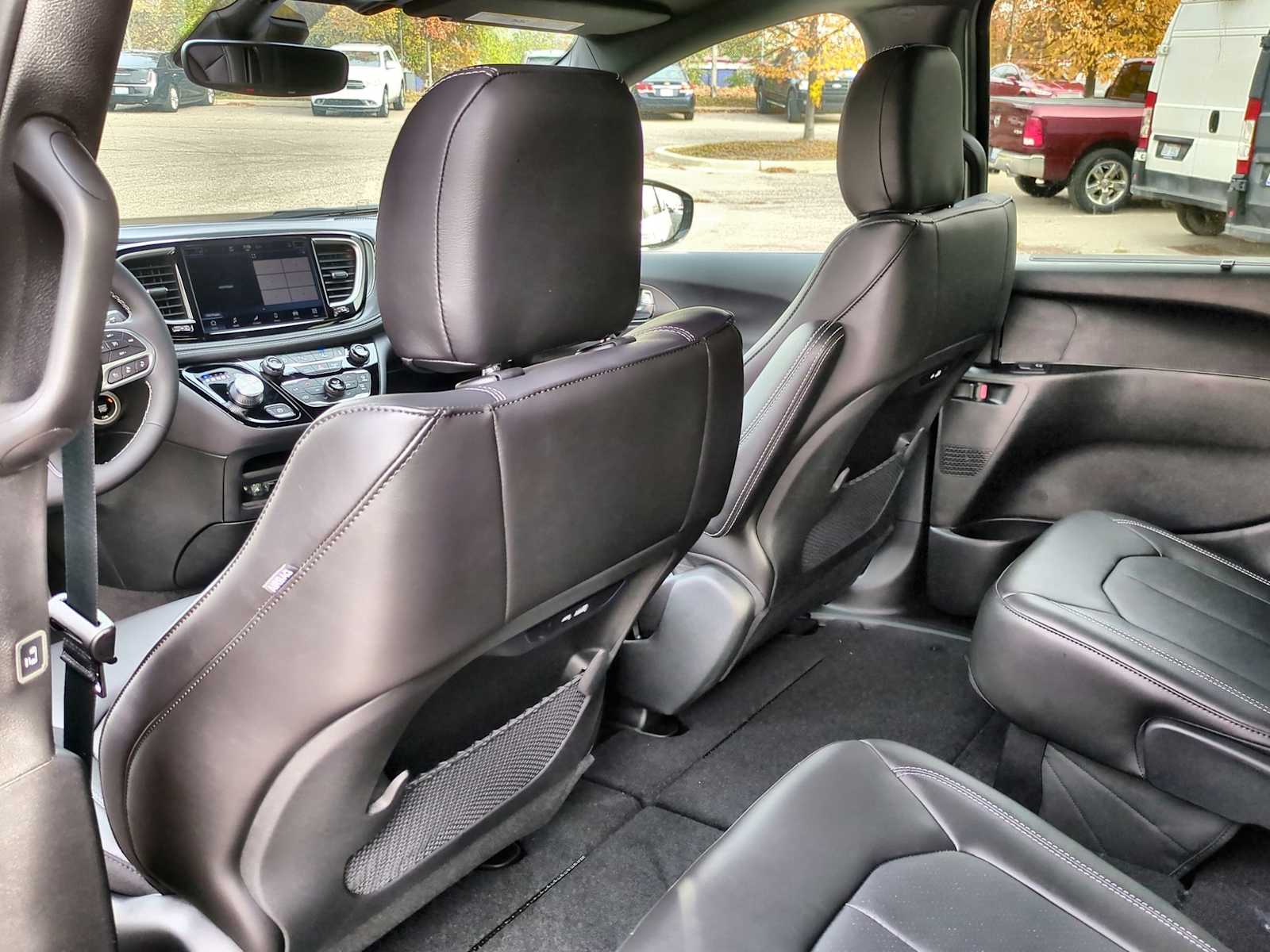 Thumbnail: 2026 Chrysler Pacifica - 18