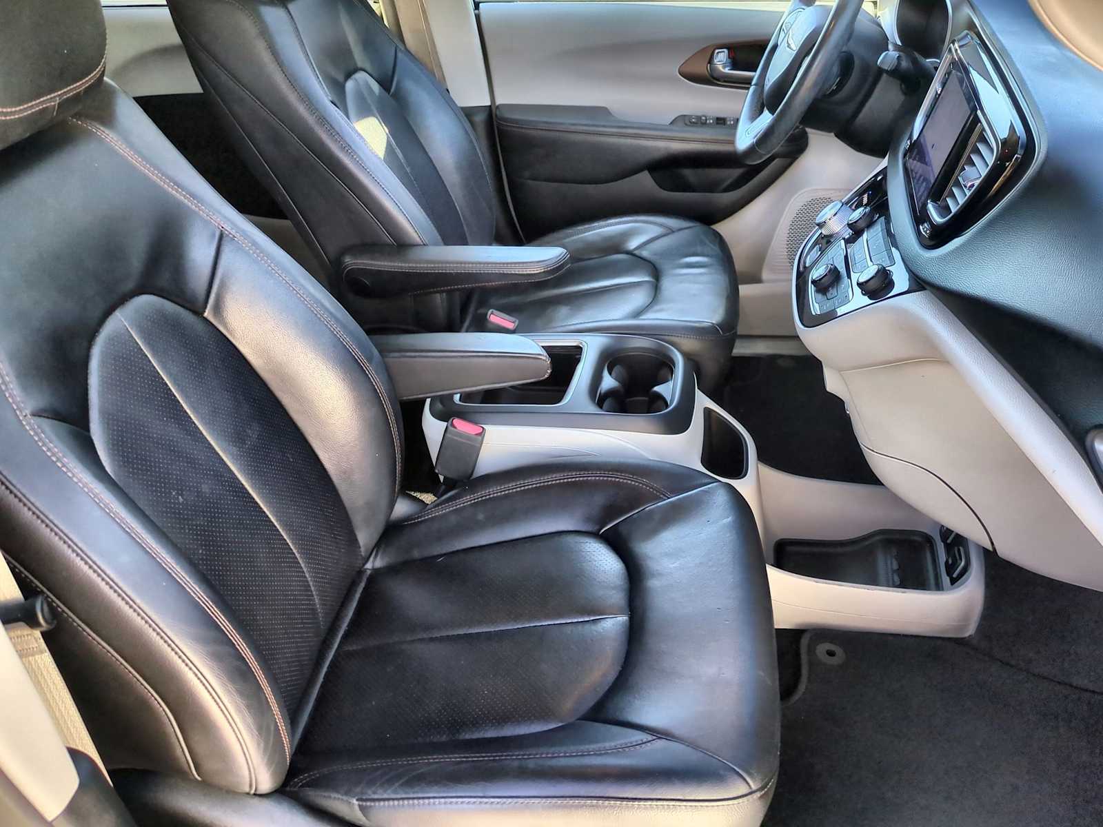 Thumbnail: 2017 Chrysler Pacifica - 21