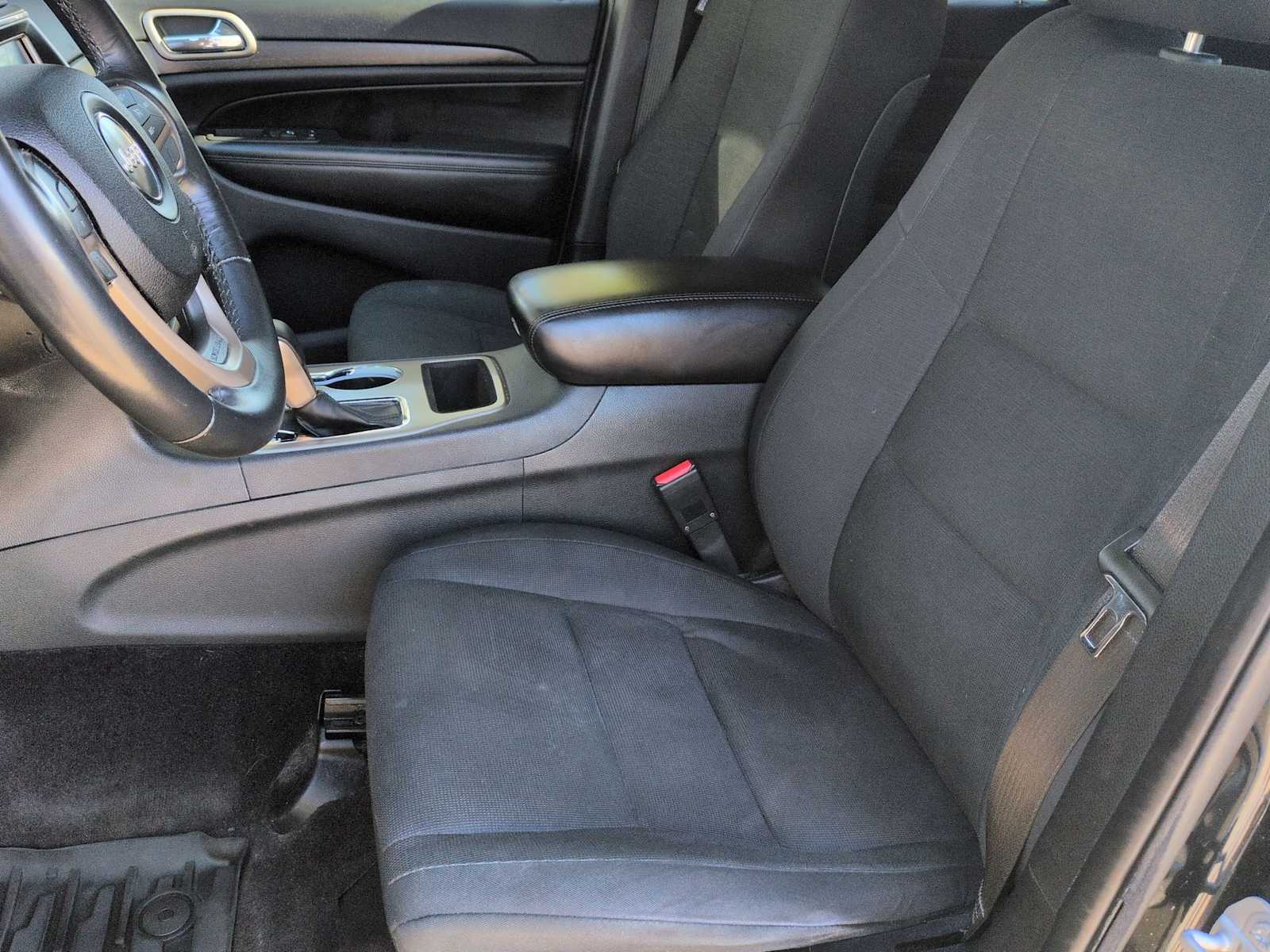 Thumbnail: 2016 Jeep Grand Cherokee - 17