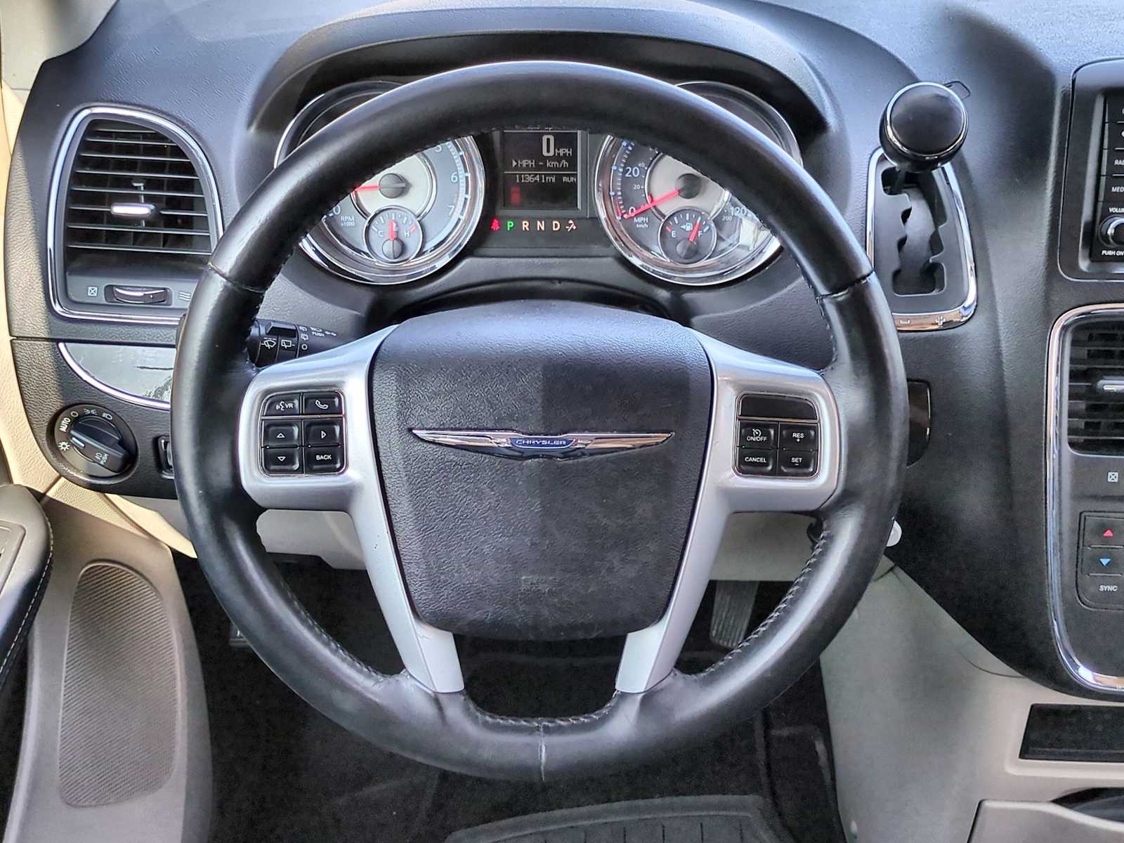 Thumbnail: 2015 Chrysler Town & Country - 23