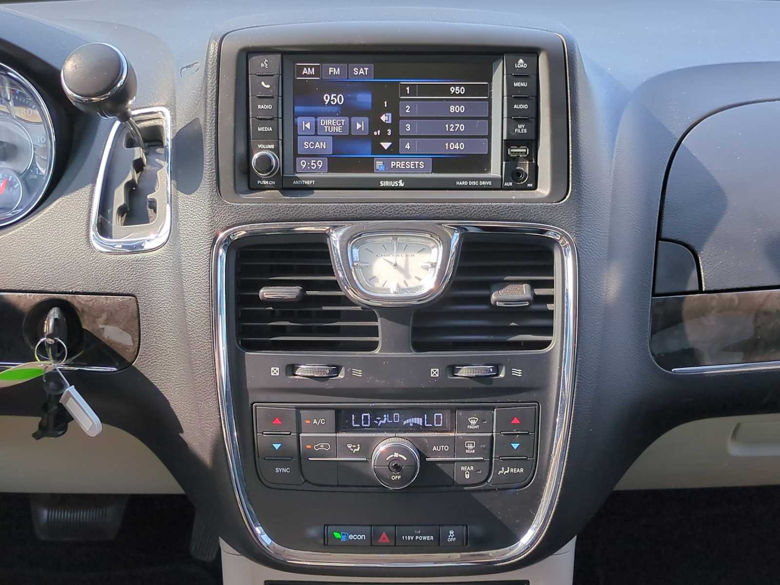 Thumbnail: 2015 Chrysler Town & Country - 28