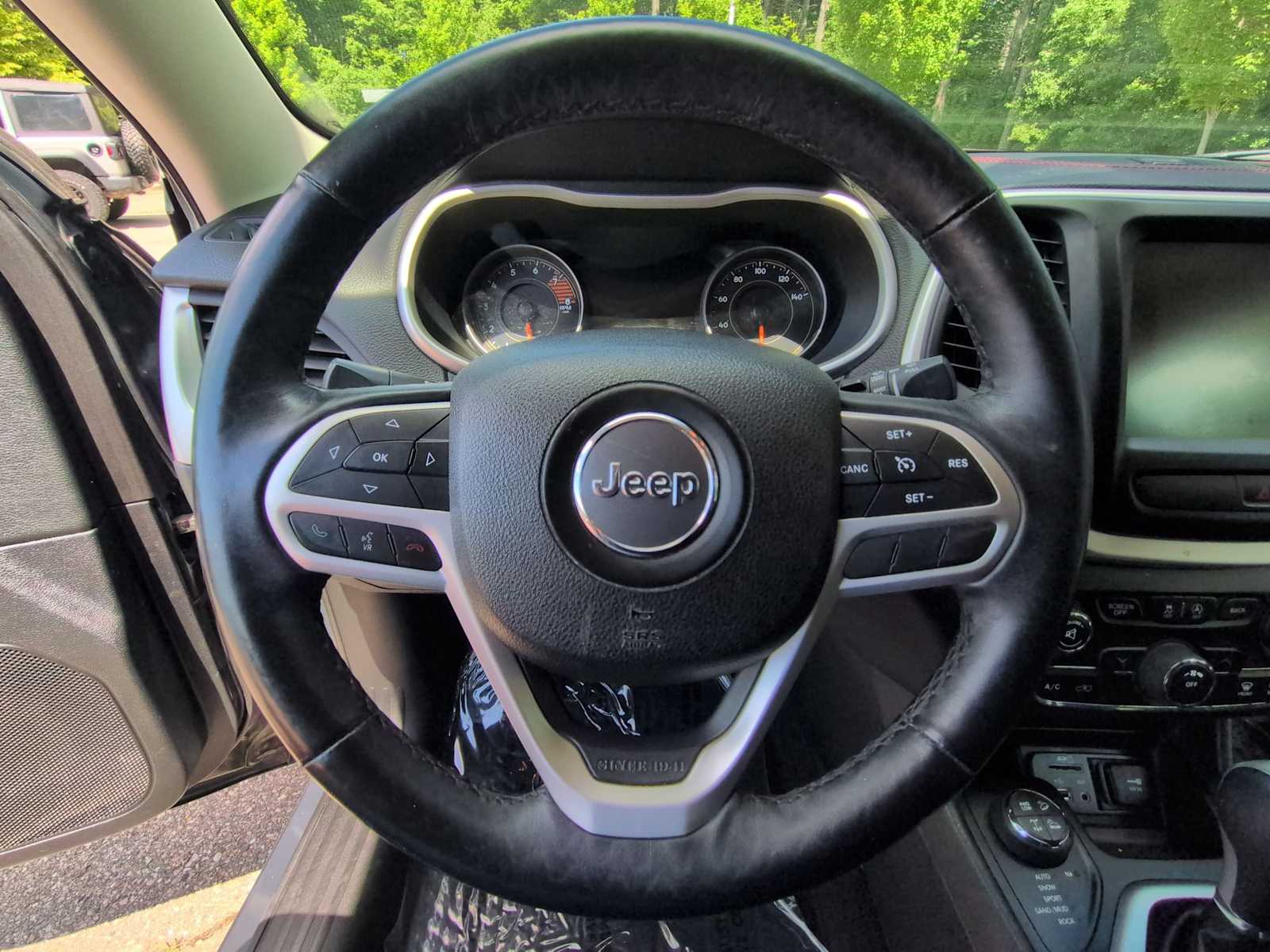 Thumbnail: 2017 Jeep Cherokee - 22
