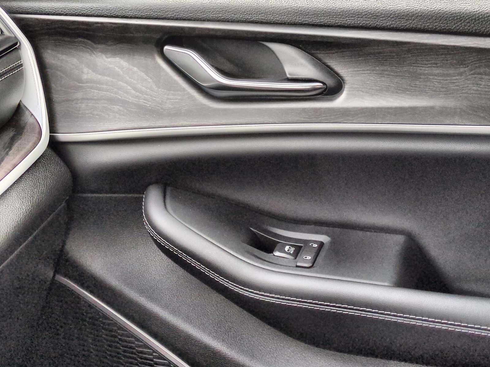 Thumbnail: 2026 Jeep Grand Cherokee - 32