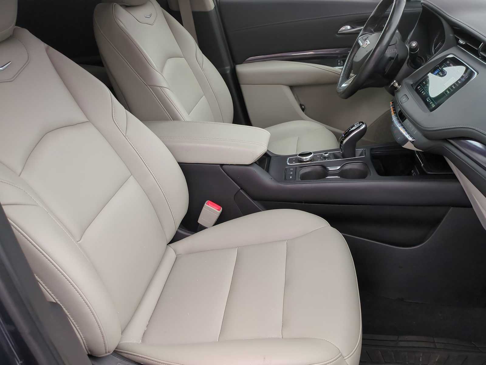 Thumbnail: 2022 Cadillac XT4 - 21