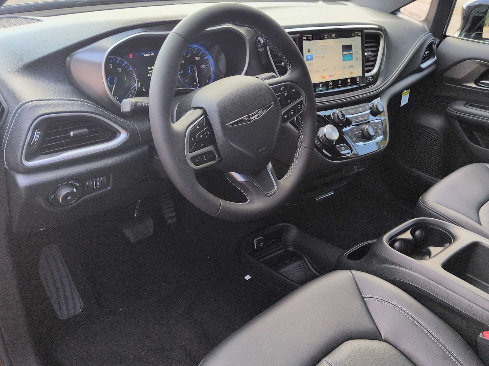 Thumbnail: 2026 Chrysler Pacifica - 10