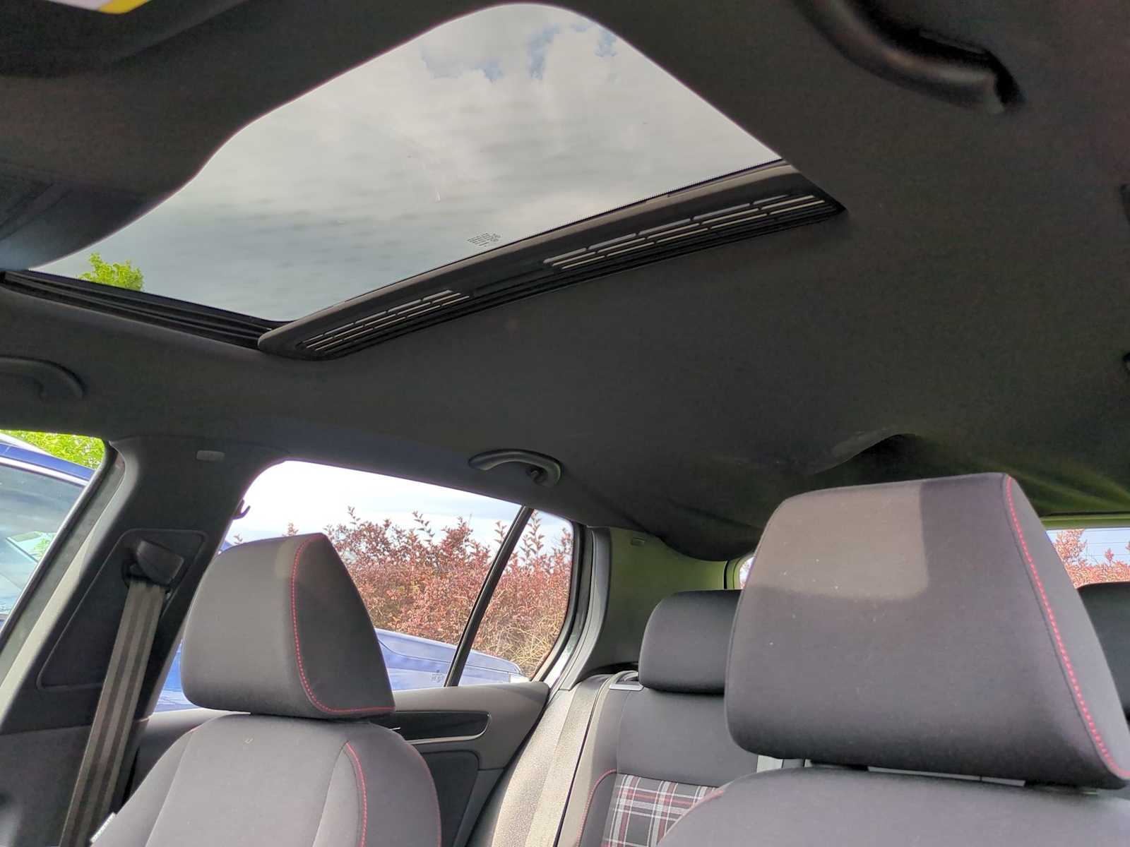 Thumbnail: 2011 Volkswagen Golf - 18