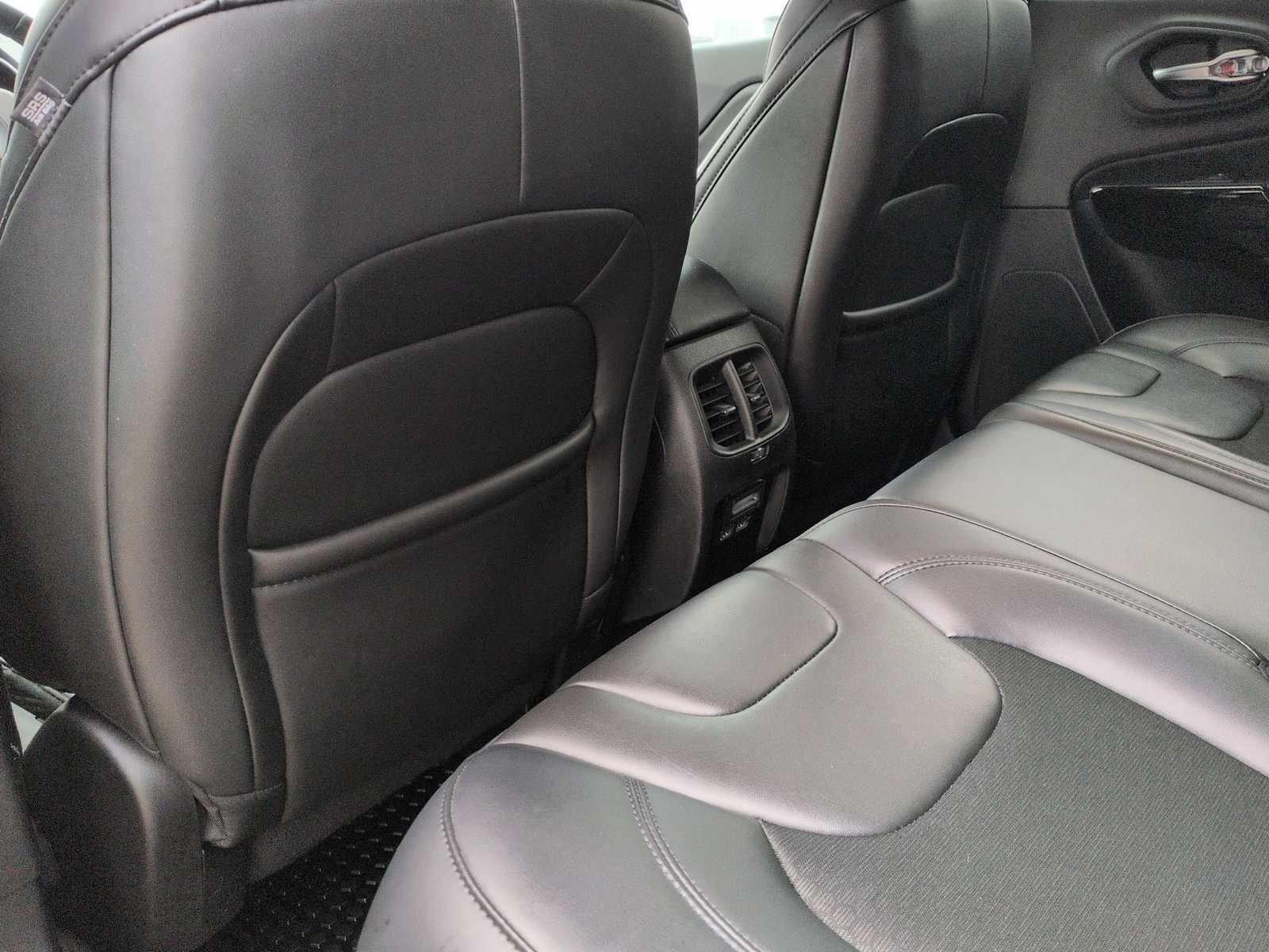 Thumbnail: 2019 Jeep Cherokee - 19