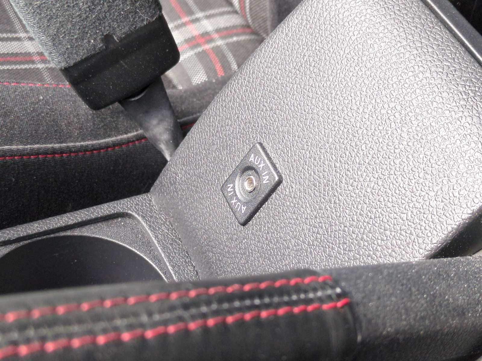 Thumbnail: 2011 Volkswagen Golf - 32