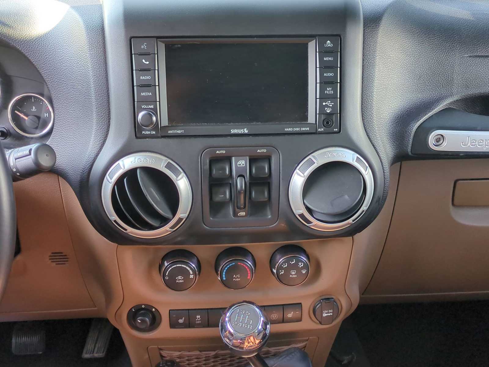 2015 Jeep Wrangler Unlimited Sahara 28