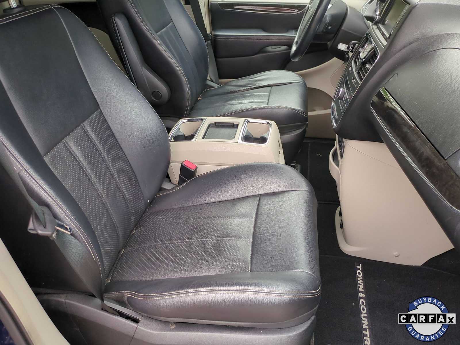 Thumbnail: 2013 Chrysler Town & Country - 23