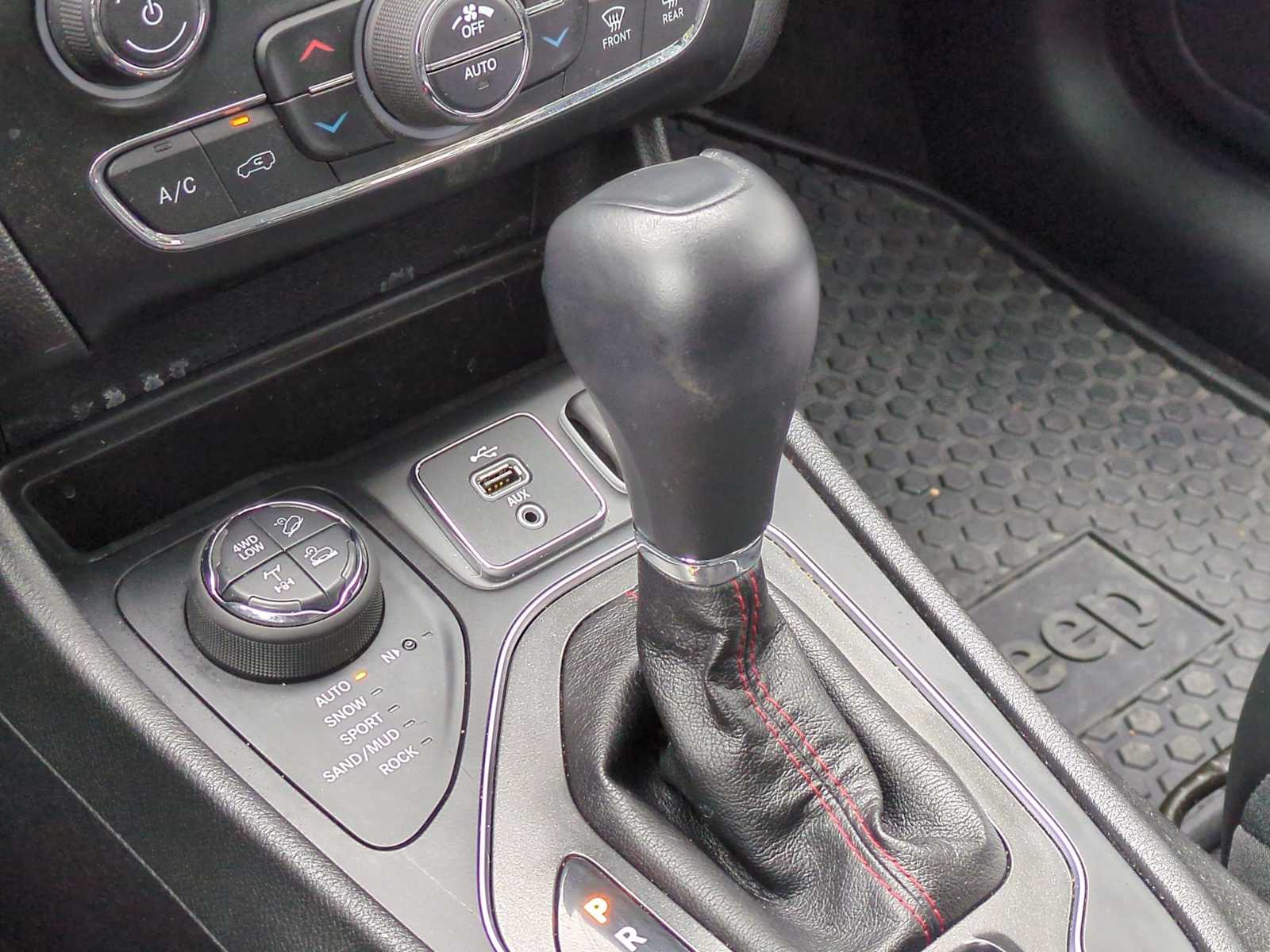 Thumbnail: 2019 Jeep Cherokee - 31