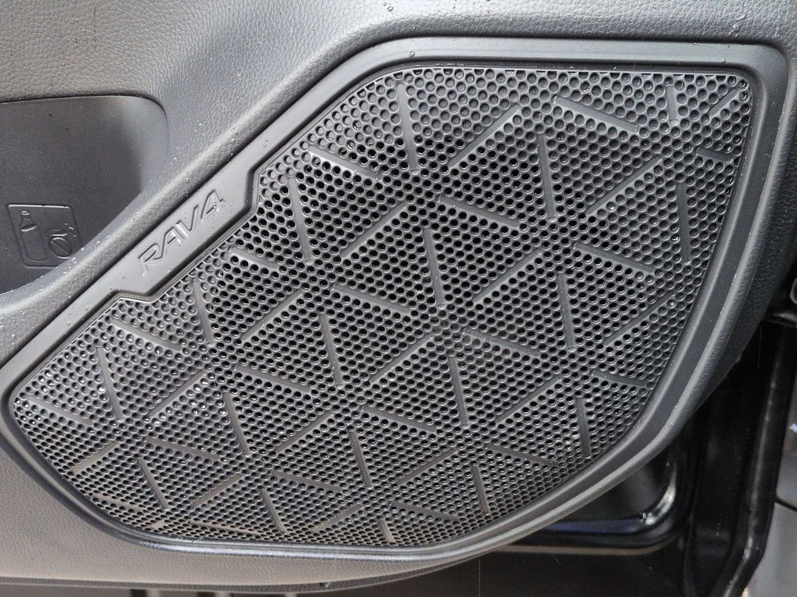 Thumbnail: 2020 Toyota RAV4 - 32