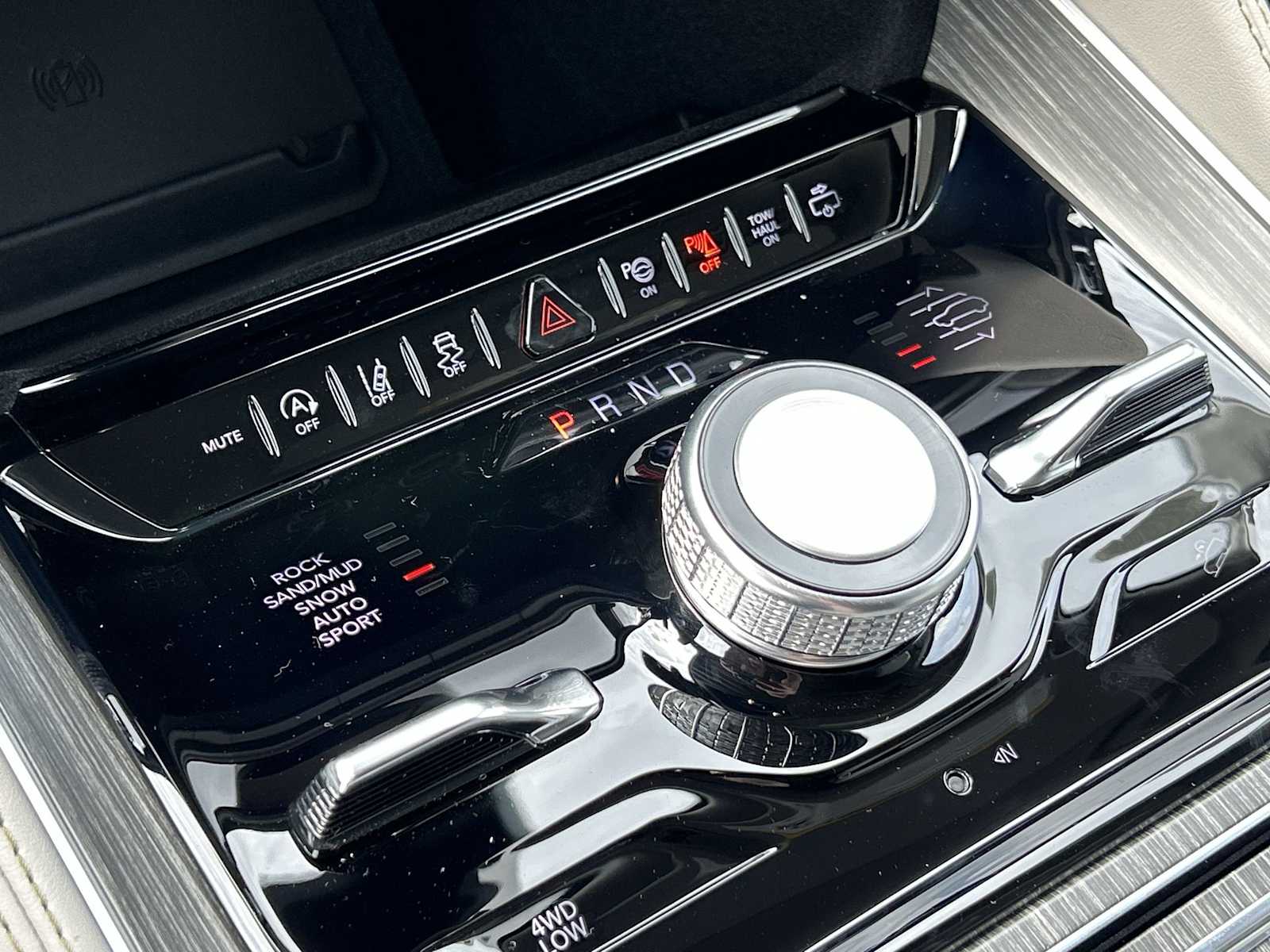 Thumbnail: 2023 Jeep Wagoneer - 22