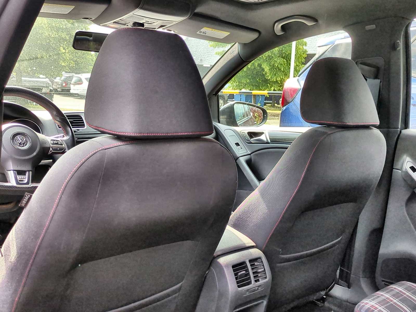 Thumbnail: 2011 Volkswagen Golf - 17