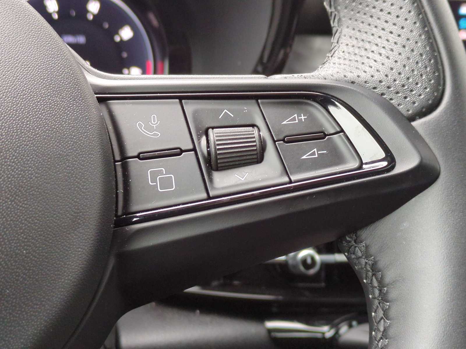 Thumbnail: 2025 Alfa Romeo Tonale - 26