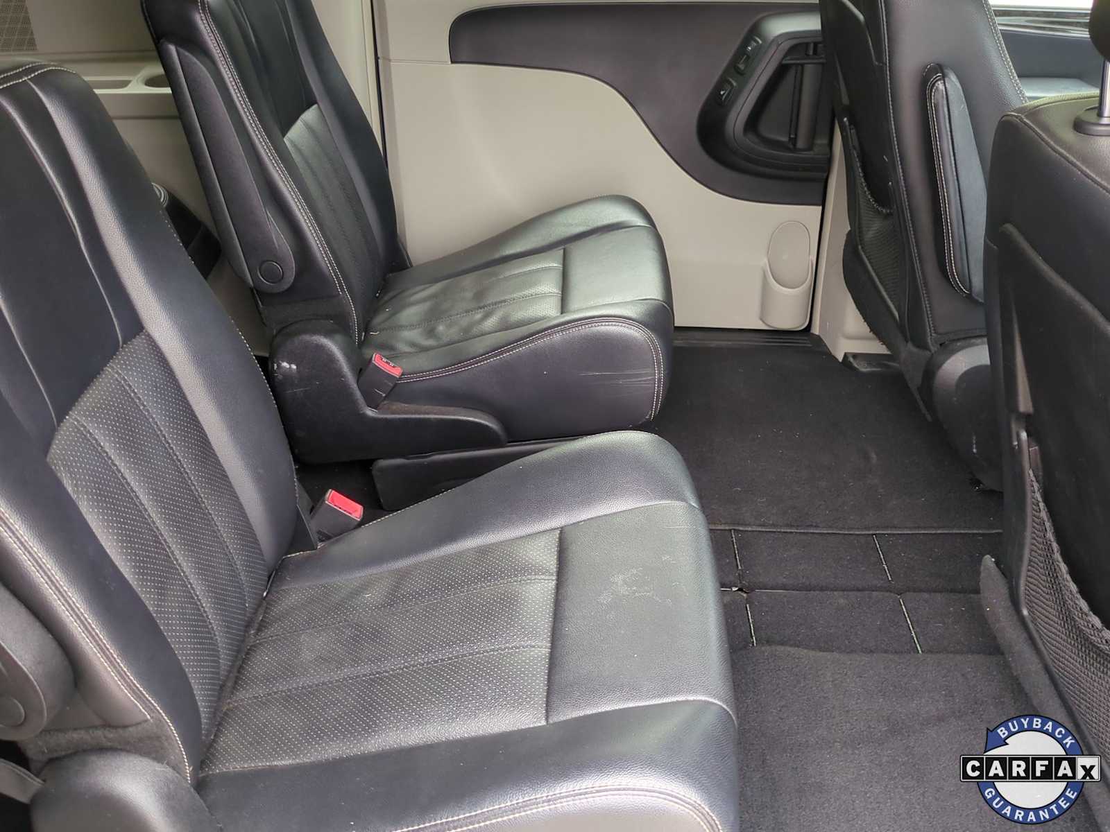 Thumbnail: 2013 Chrysler Town & Country - 22