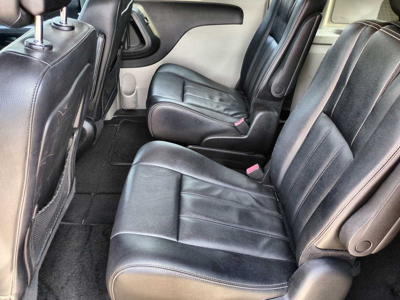 Thumbnail: 2015 Chrysler Town & Country - 20