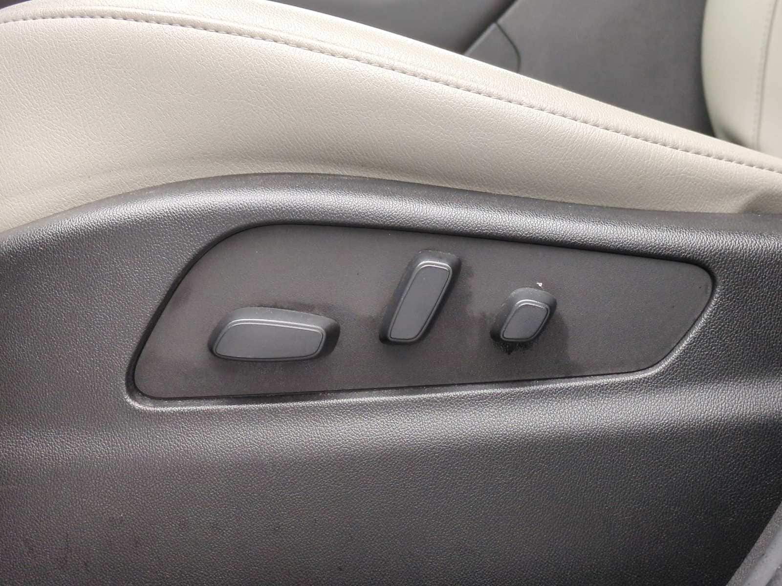 Thumbnail: 2022 Cadillac XT4 - 17