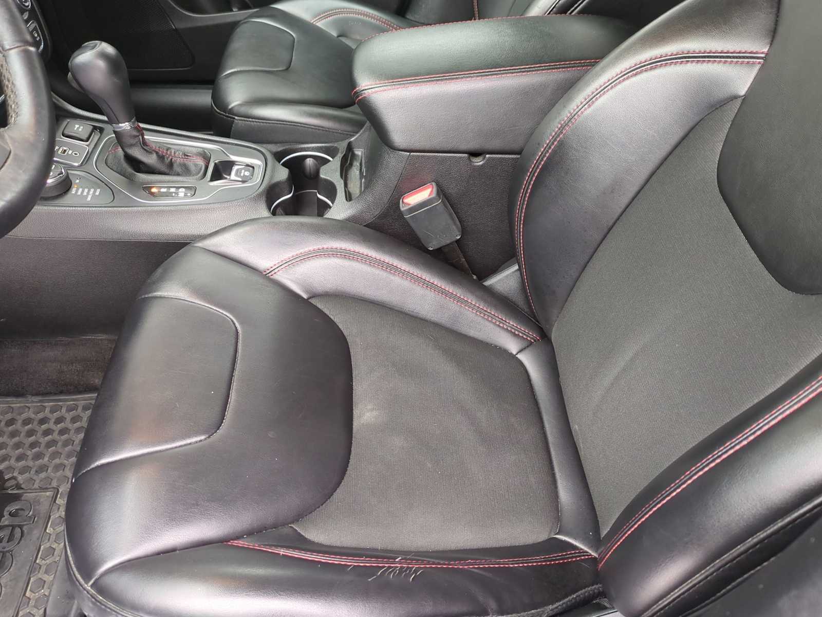 Thumbnail: 2019 Jeep Cherokee - 17