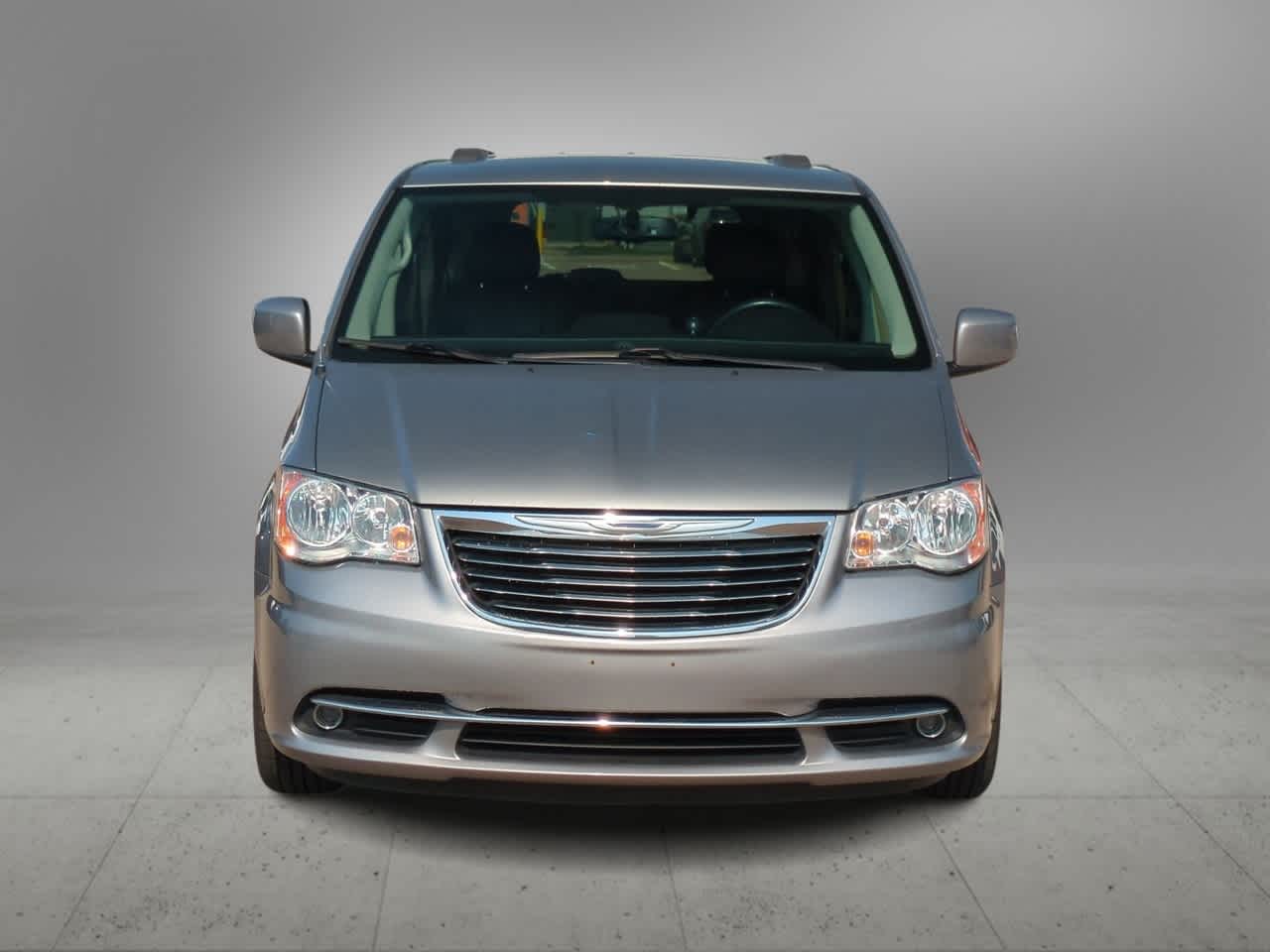 Thumbnail: 2015 Chrysler Town & Country - 3