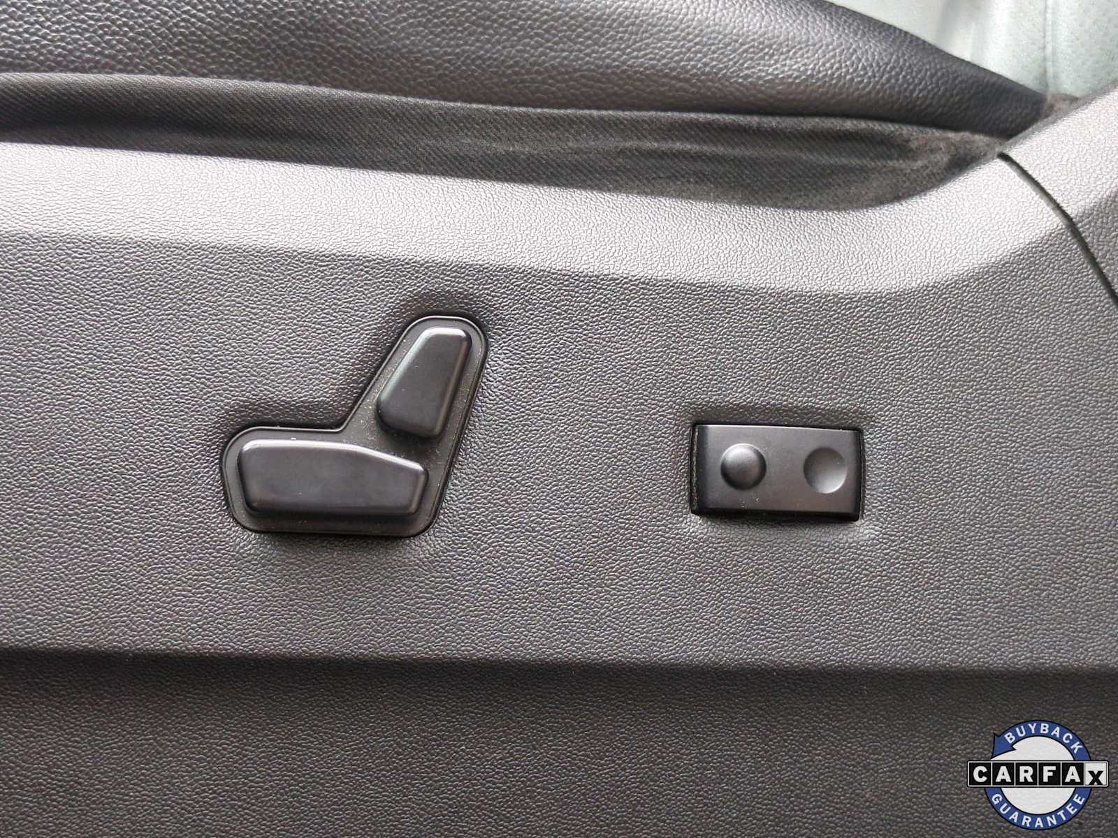 Thumbnail: 2013 Chrysler Town & Country - 18