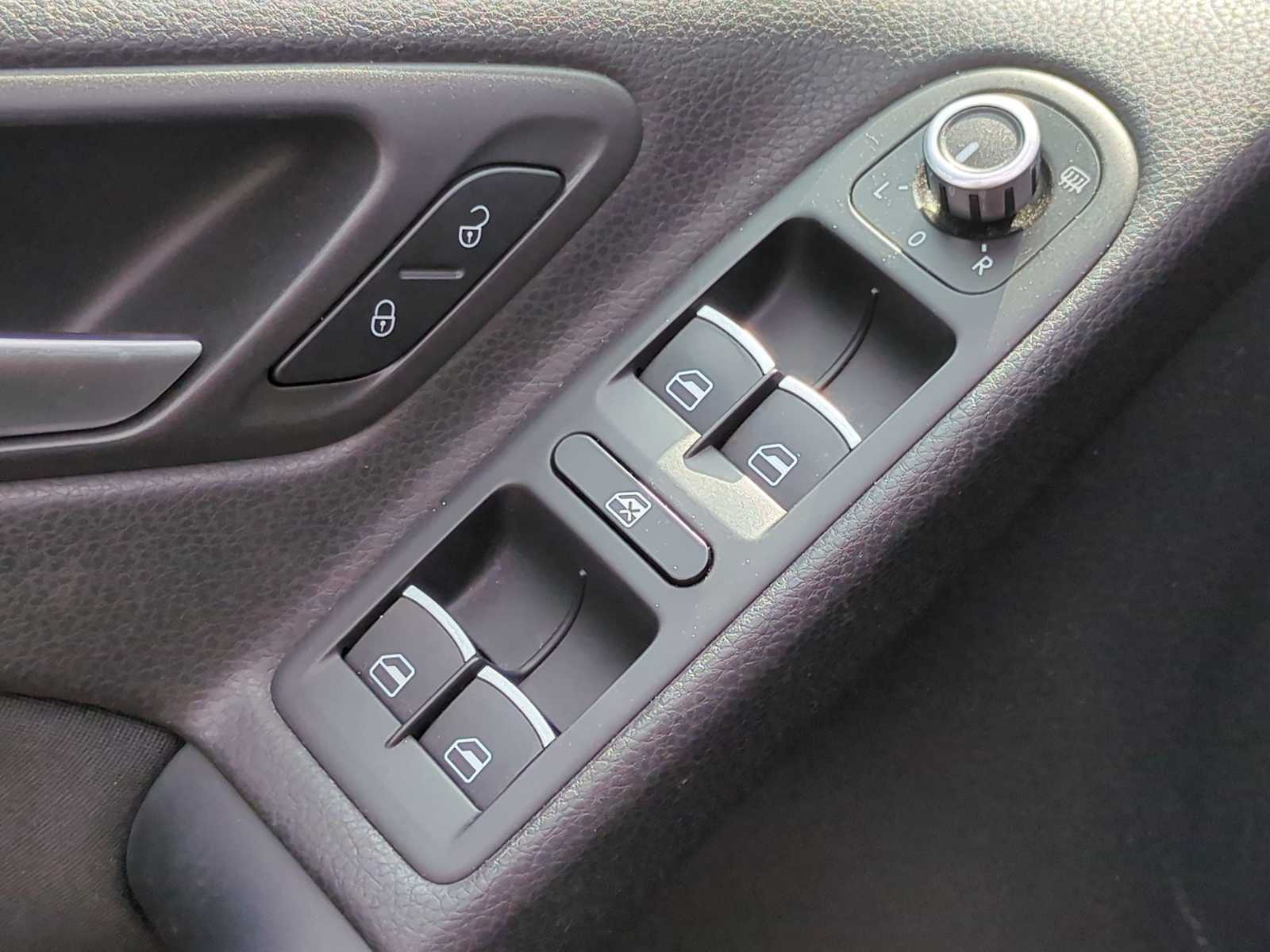 Thumbnail: 2011 Volkswagen Golf - 16