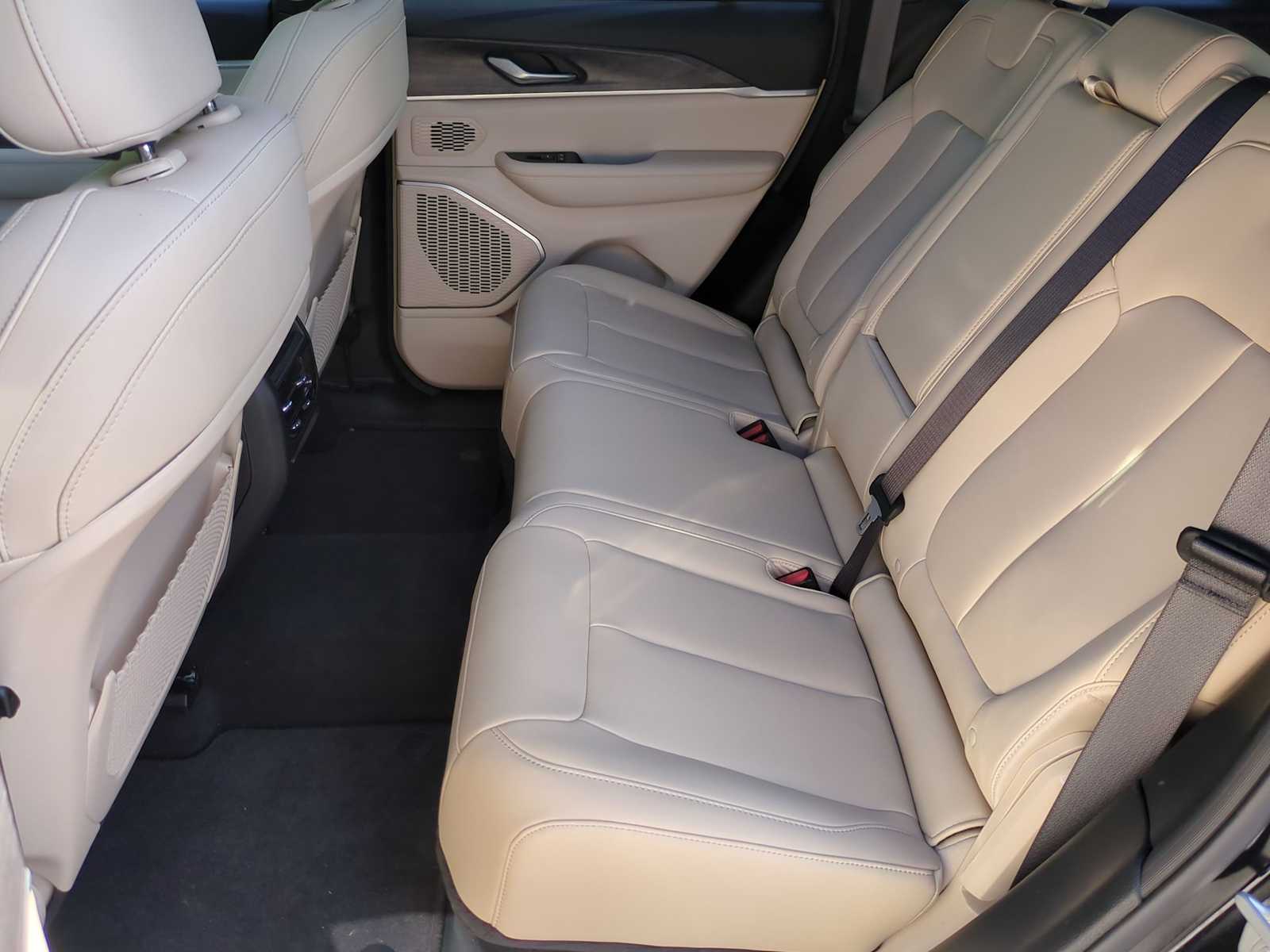 Thumbnail: 2024 Jeep Grand Cherokee - 21