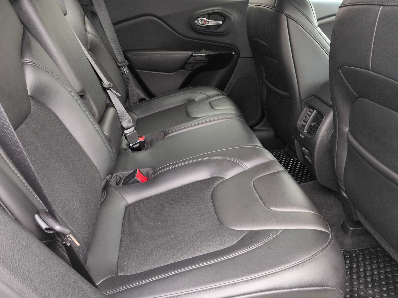 Thumbnail: 2019 Jeep Cherokee - 21