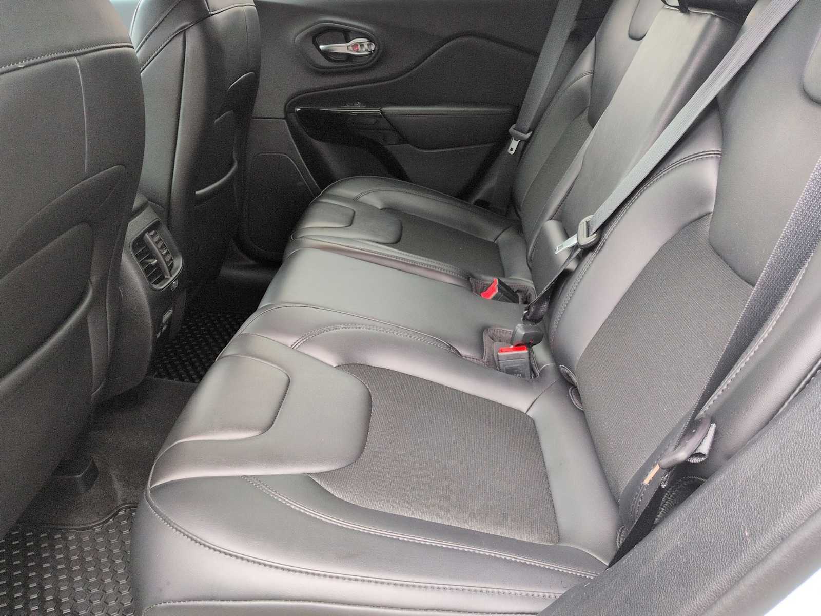 Thumbnail: 2019 Jeep Cherokee - 20