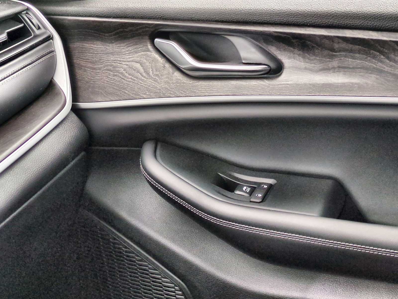 Thumbnail: 2026 Jeep Grand Cherokee - 39