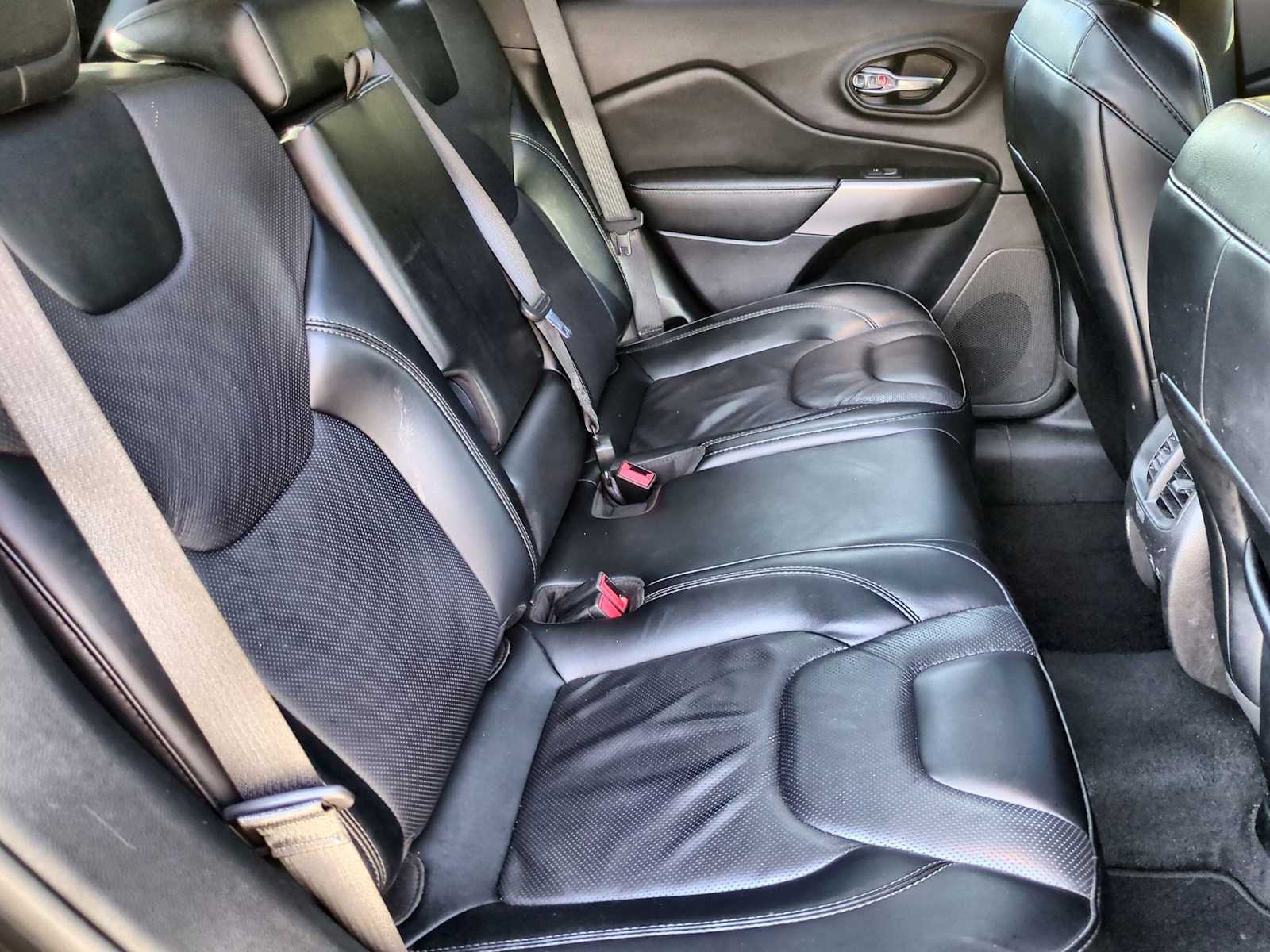 Thumbnail: 2022 Jeep Cherokee - 21