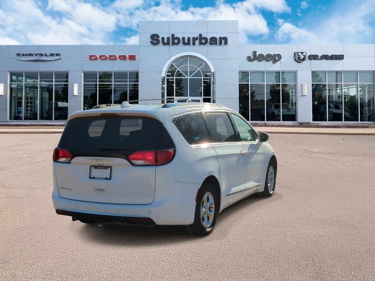 Thumbnail: 2017 Chrysler Pacifica - 8